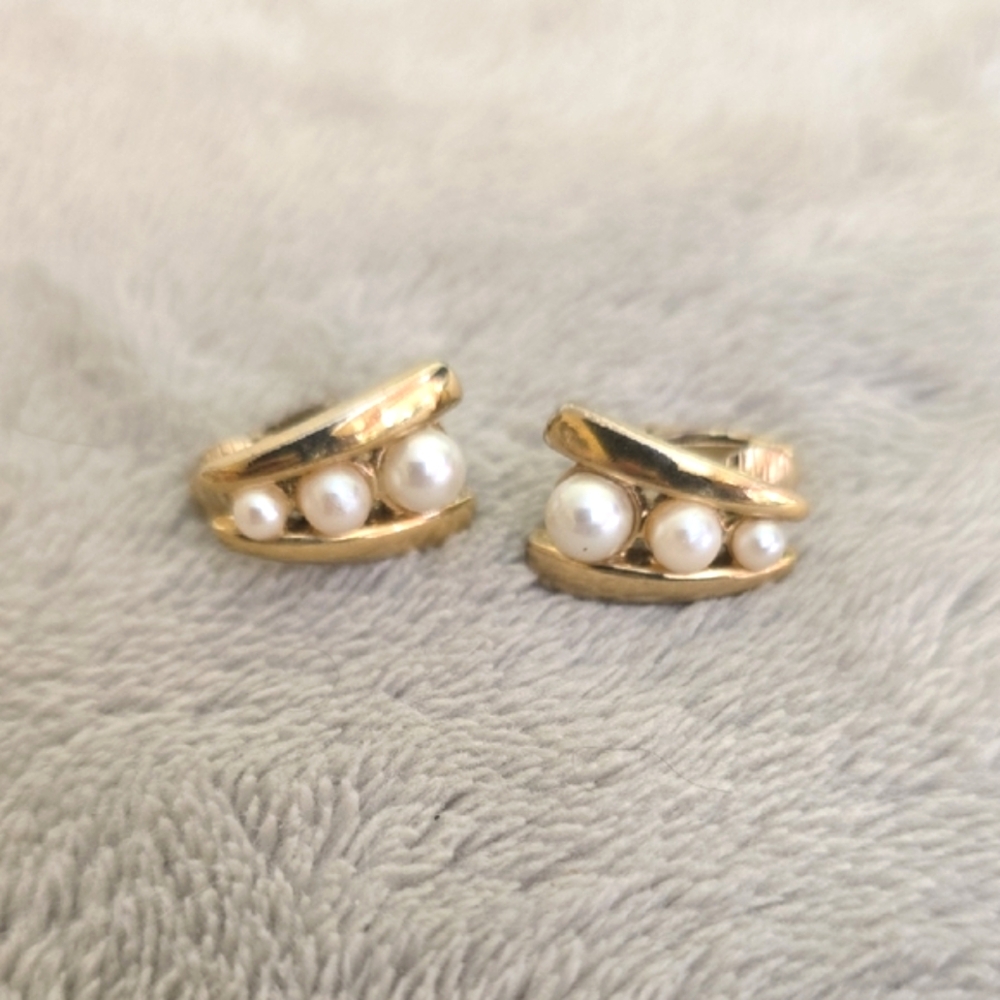 #673 Clip On Elegant Gold Tone and Pearl Women Earrings